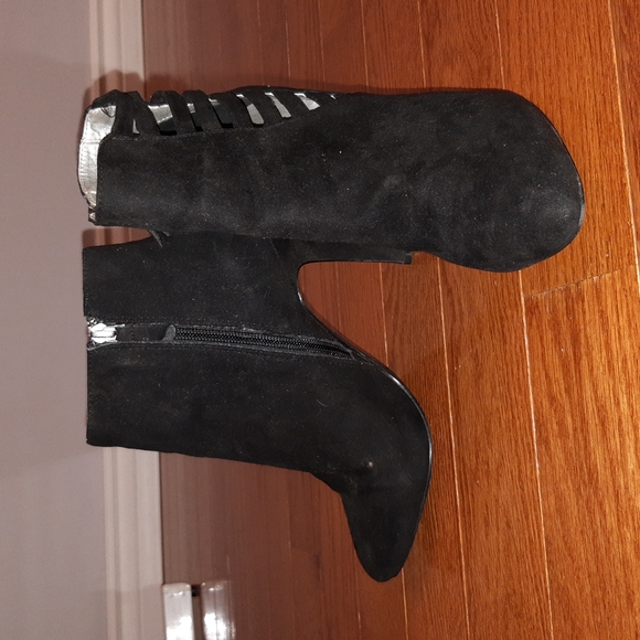 Black Strapped High Heels - Picture 2 of 2